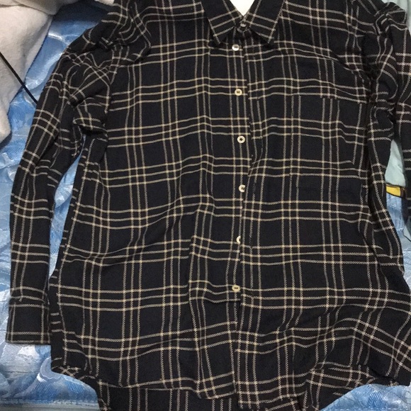 It’s a nice button up shirt in perfect condition - Picture 1 of 2